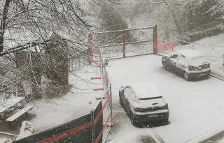 Neve e disagi nelle Marche: fiocchi abbondanti nell’entroterra, scuole chiuse a Urbino
